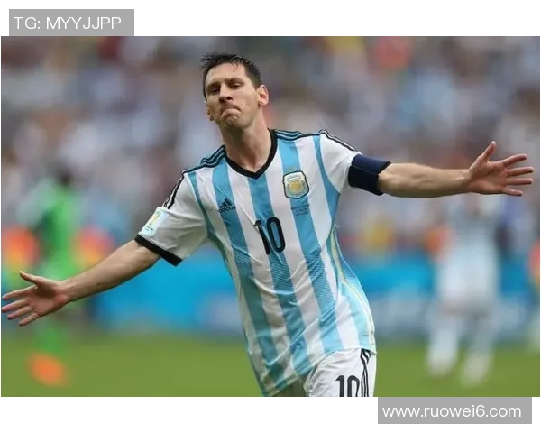 足球巨星争锋：梅西C罗对决再掀风云 谁能主宰绿茵场的荣耀与未来